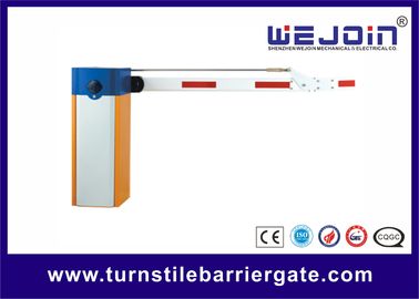 La puerta automática de la barrera del estacionamiento con 4 metros 3 cerca el auge para la estación de tren